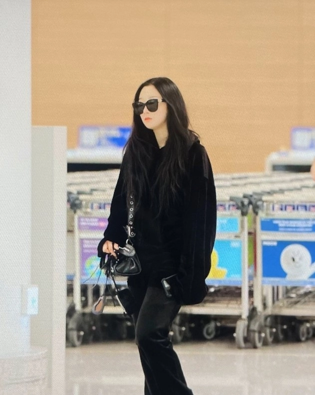 Black Velvet Oversized Hoodie | Giselle - Aespa - Fashion Chingu