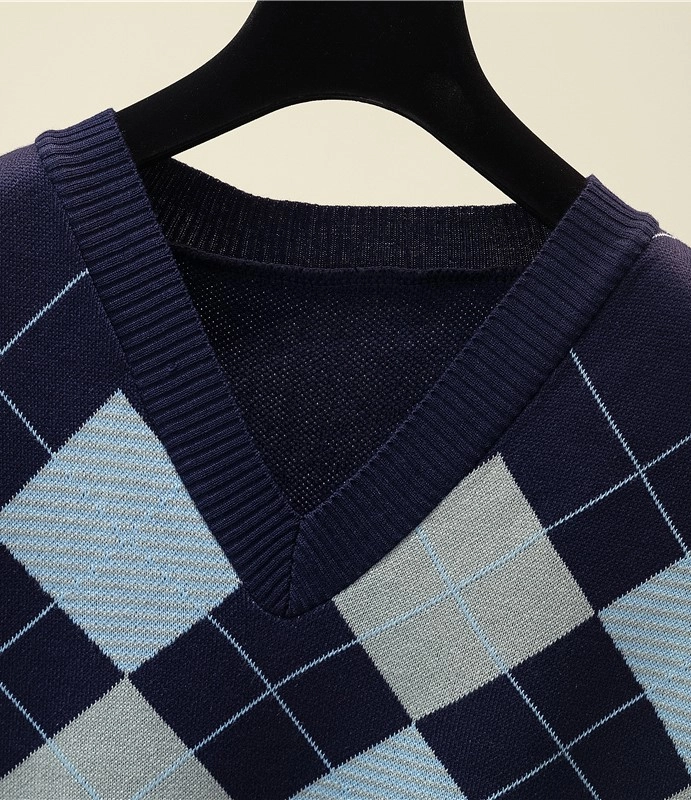 Red Diamond Patterned Knitted Vest | Kyujin - NMIXX