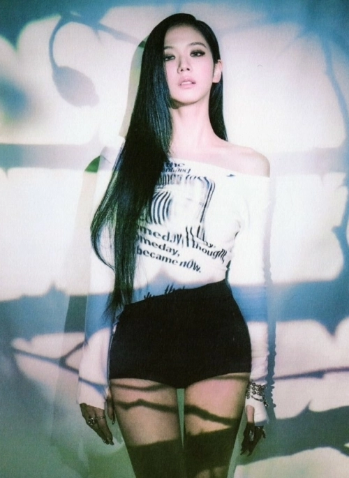 White Cut-Out Neckline Cropped T-Shirt | Jisoo - BlackPink