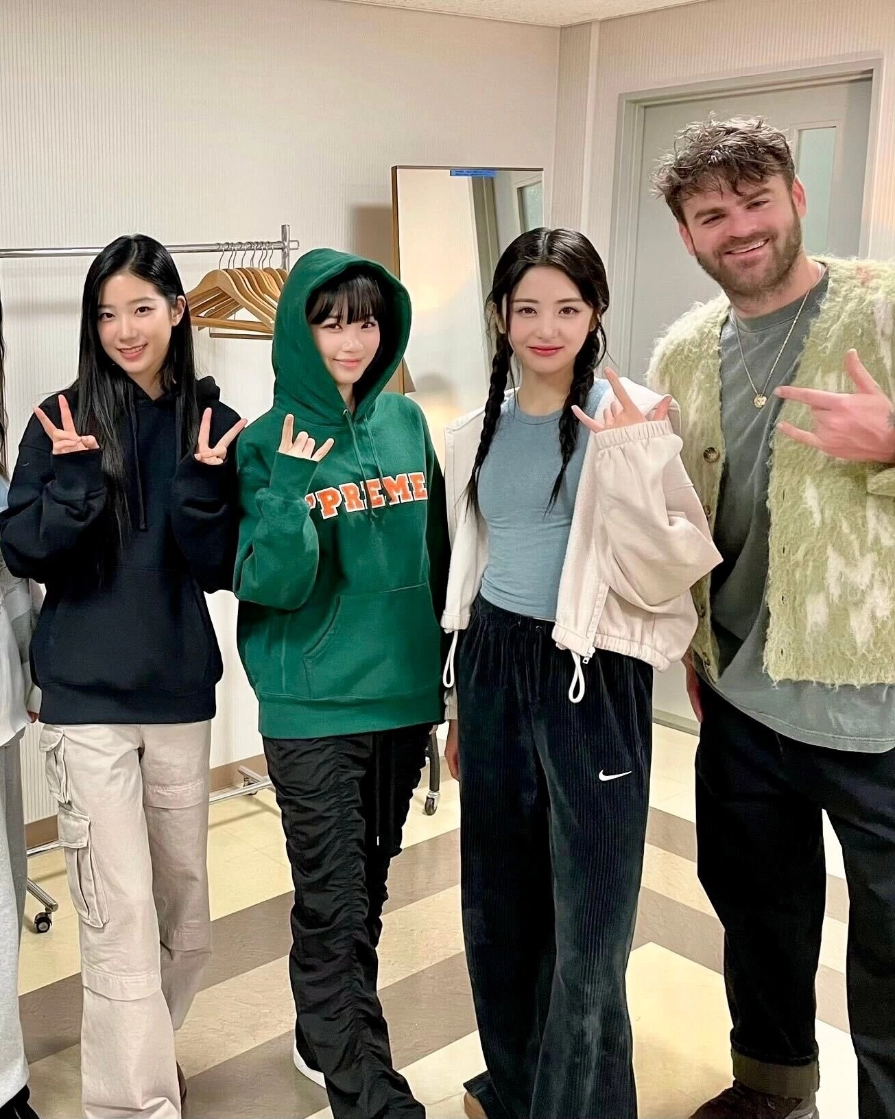 ルセラフィム　レギンス　ブラック　LE SSERAFIM LE SSERAFIM SAKURA 르세라핌 사쿠라 on X: 