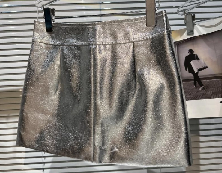 Silver Grey Zip-Up Mini Skirt | Haerin - NewJeans - Fashion Chingu