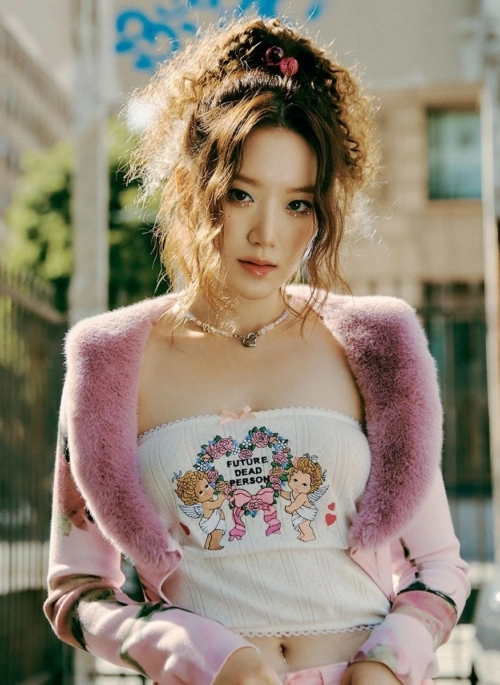 BLACKPINK JISOOジス AMORTAGE CROP TSHIRT White Cut-Out Neckline Cropped T-Shirt | Jisoo - BlackPink