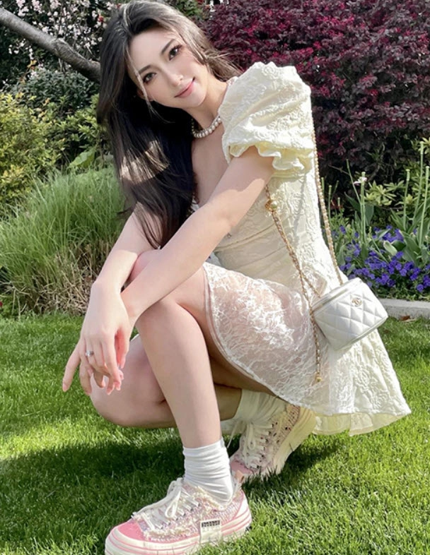 White Flower Patterned Jacquard Dress | Shuhua - (G)I-DLE