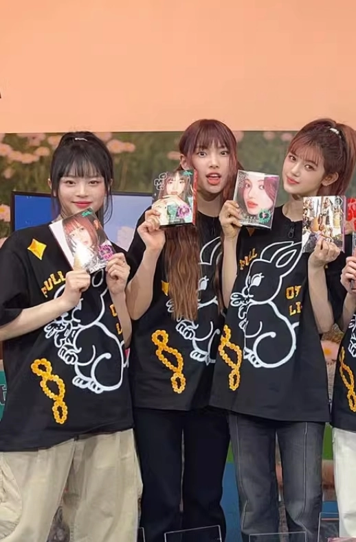 NEWJEANS BUNNIES Cards Tシャツ ブラック　XL Black Rabbit Print T-Shirt | Hanni - NewJeans - Fashion Chingu