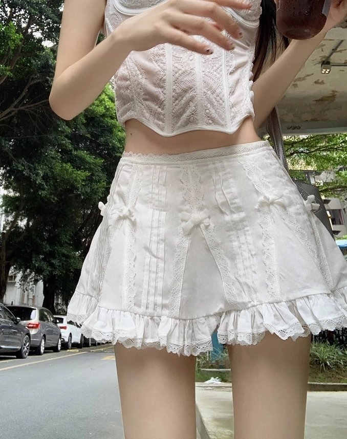 ピンクラグ　Lisa Lisa is soft girl-coded in new pics, slays in lace top and