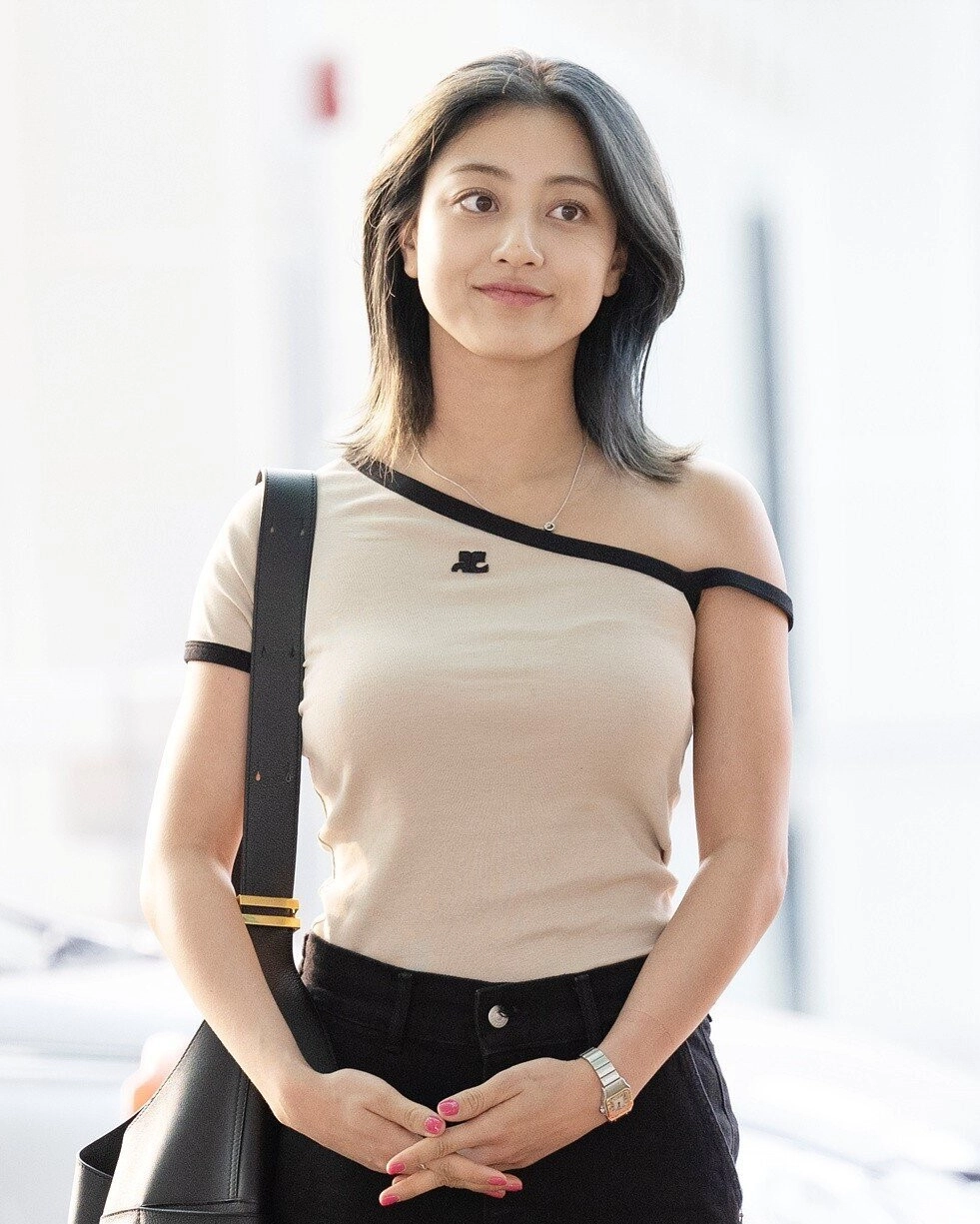 White Asymmetrical Sleeves T-Shirt | Jihyo - Twice - Fashion