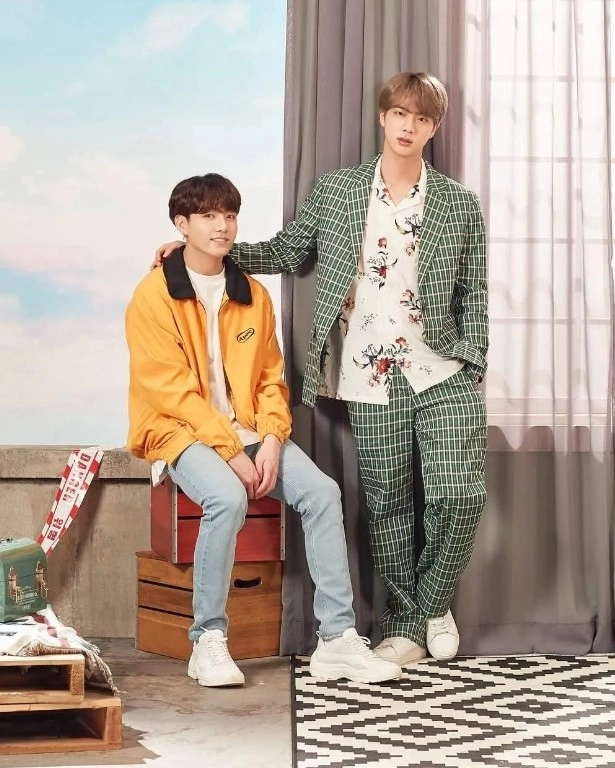 【courreges】BTS ジミン着用 light-wash wide-leg jeans デニム courreges】BTS ジミン着用 light-wash wide-leg jeans デニム