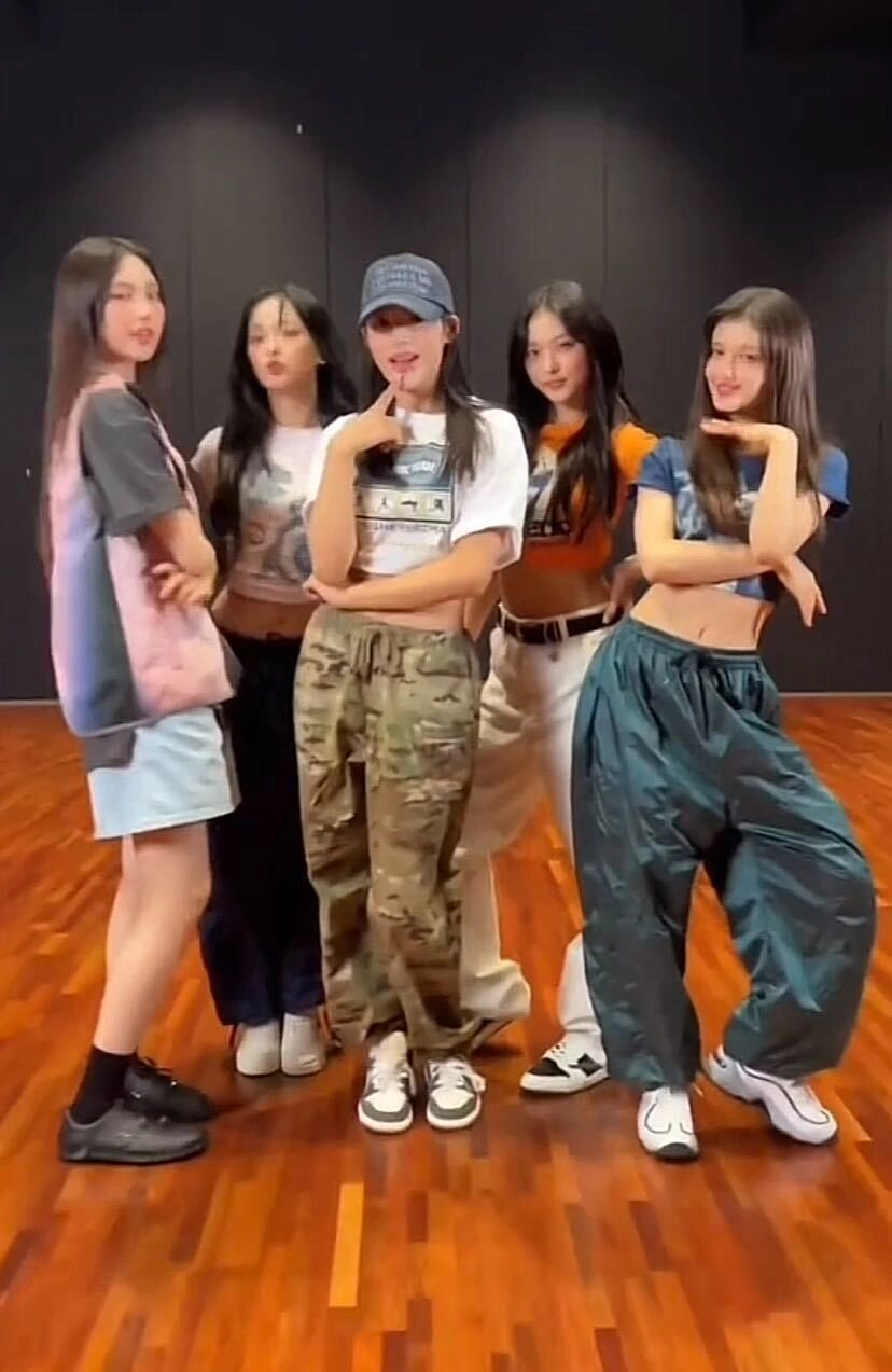 newjeans ズボン Green Parachute Drawstring Pants | Danielle - NewJeans - Fashion