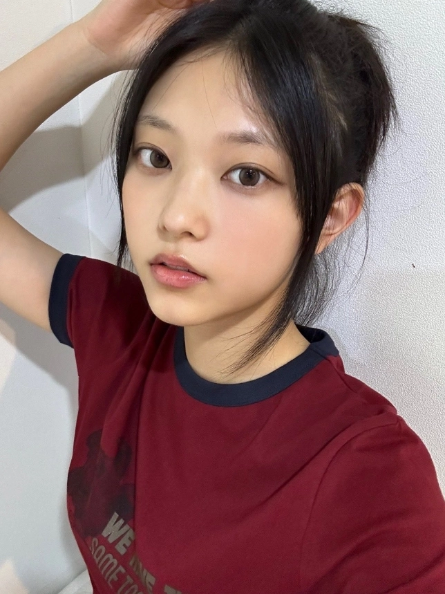 アイドル newjeans crop tee Burgundy Red Cropped T-Shirt | Haerin - NewJeans - Fashion