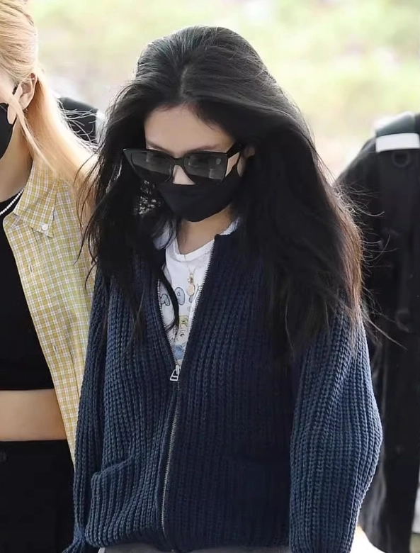 Blue Knitted Zip-Up Cardigan | Jennie - BlackPink - Fashion Chingu