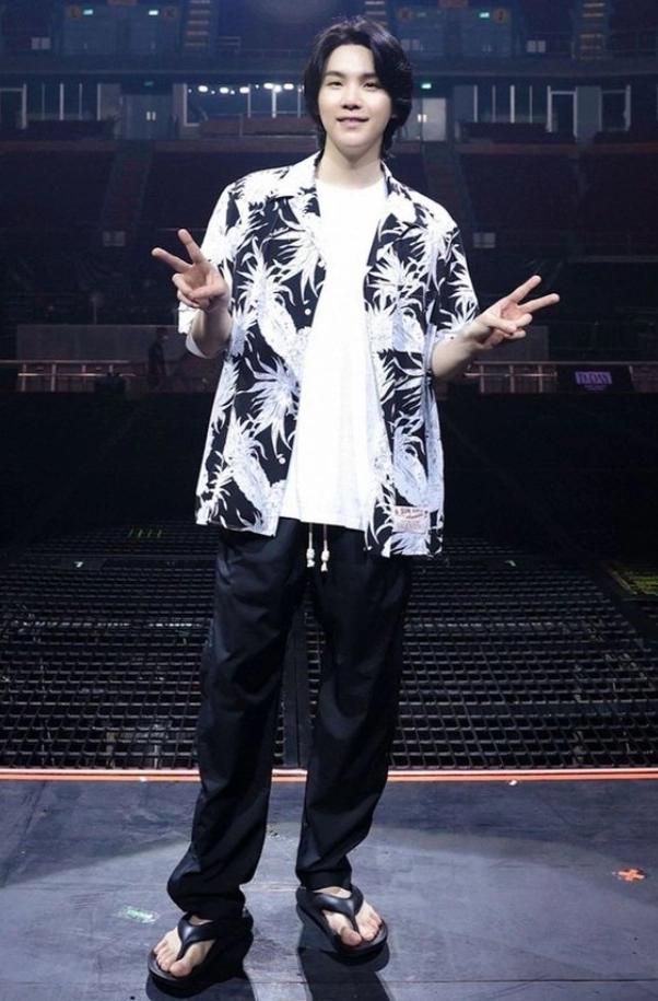 Black Flip-Flop Rubber Slippers | Suga - BTS - Fashion Chingu