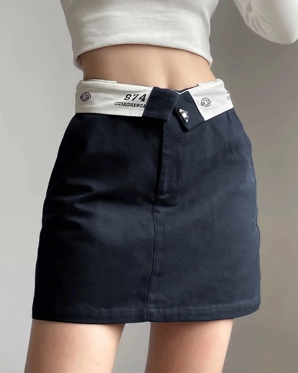 Black Inverted Waist Flap Mini Skirt | Haerin - NewJeans - Fashion