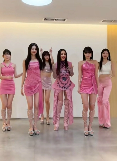 LE SSERAFIM SAKURA 着用 Jacquemus ロングスリーブ LE SSERAFIM(ルセラフィム)」SAKURA(サクラ) が着こなす新作