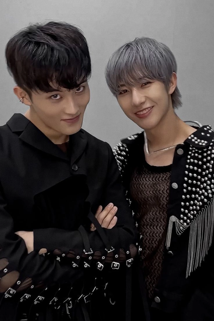 週末まで値下げ　Silver l black denim jacket She Shimmers Foil Denim Jacket - Black/Silver | Fashion Nova