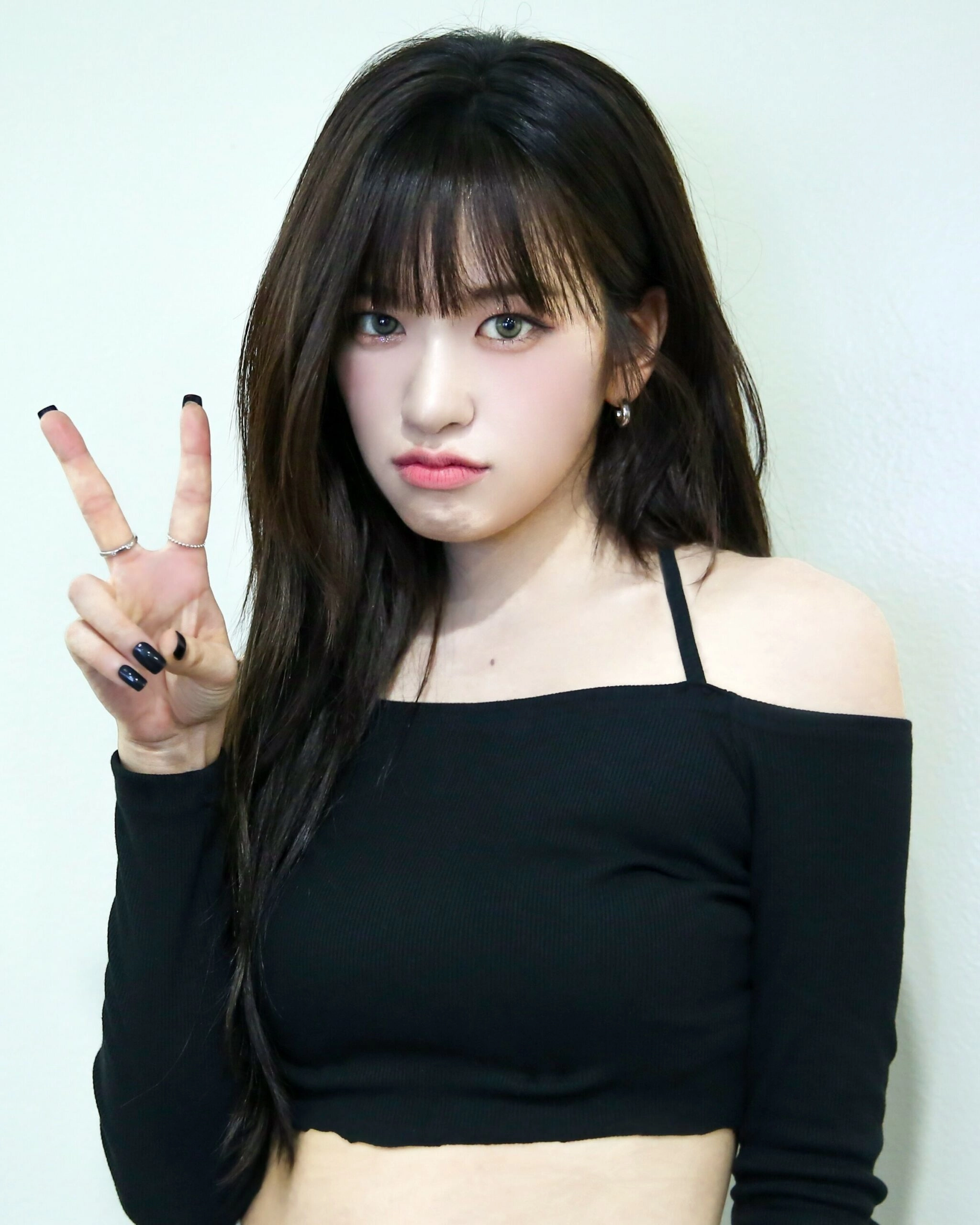 Black Halter Off-Shoulders Crop Top | Yujin - IVE - Fashion
