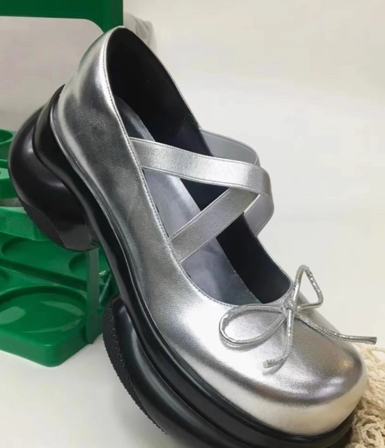 newjeans ズボン Grey Criss-Crossed Bowknot Shoes | Hanni - NewJeans