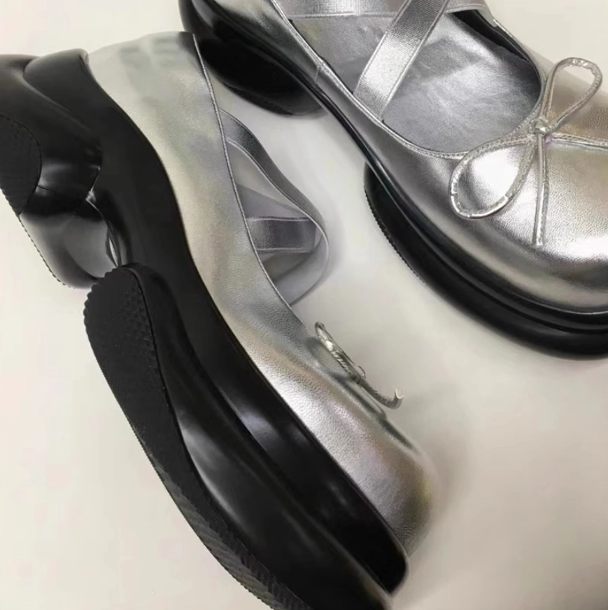 Grey Criss-Crossed Bowknot Shoes | Hanni - NewJeans