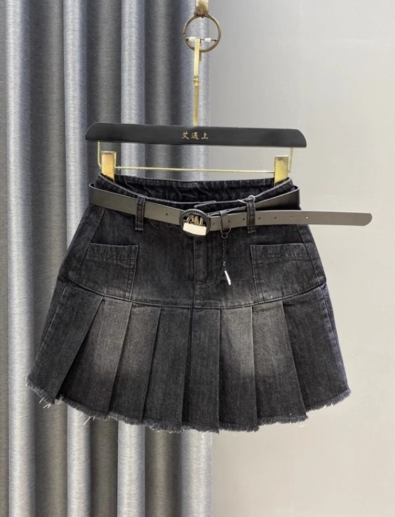 NewJeans着用 Detachable Strap Skirt Shorts White Protruding Pleated Skorts | Haerin - NewJeans - Fashion Chingu