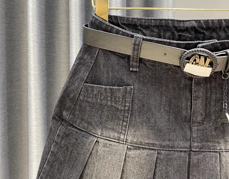 Black Pleated Denim Mini Skirt | Haerin - NewJeans - Fashion Chingu