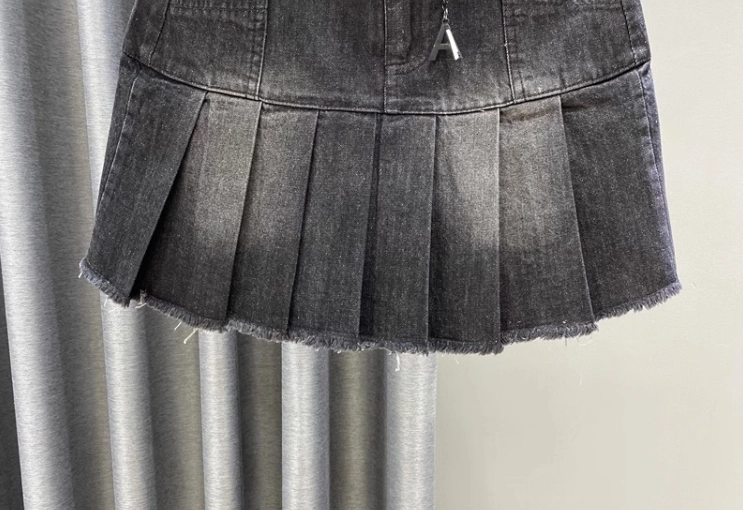 Haerin-NewJeans-Black-Pleated-