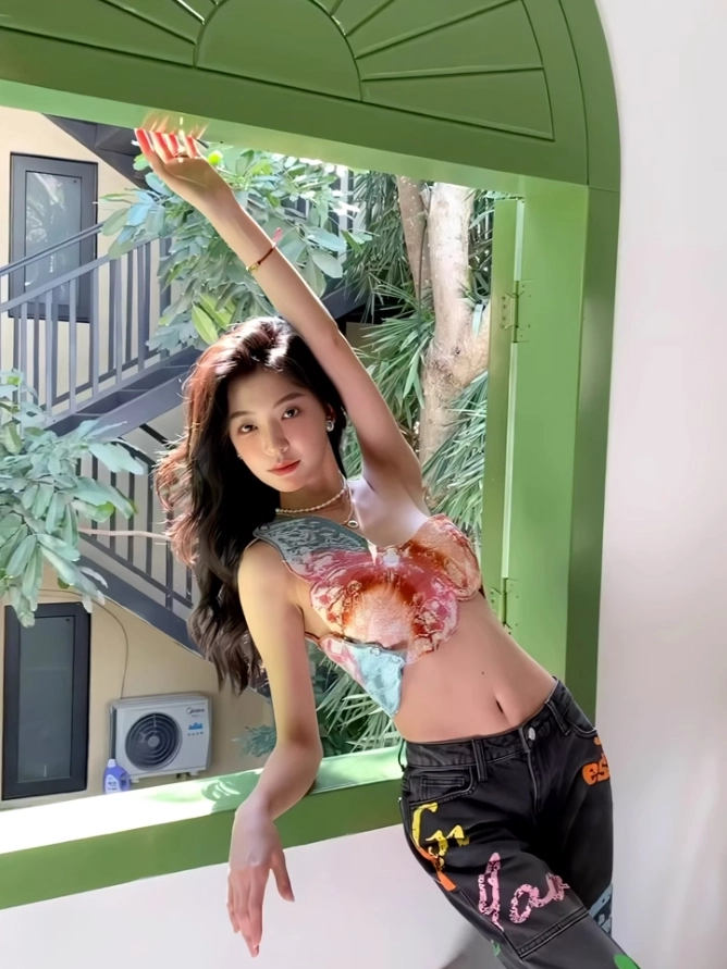【aespa winter着用】Butterfly Hoodie Top Multicolored Tie-Dye Butterfly Cropped Top | Winter - Aespa
