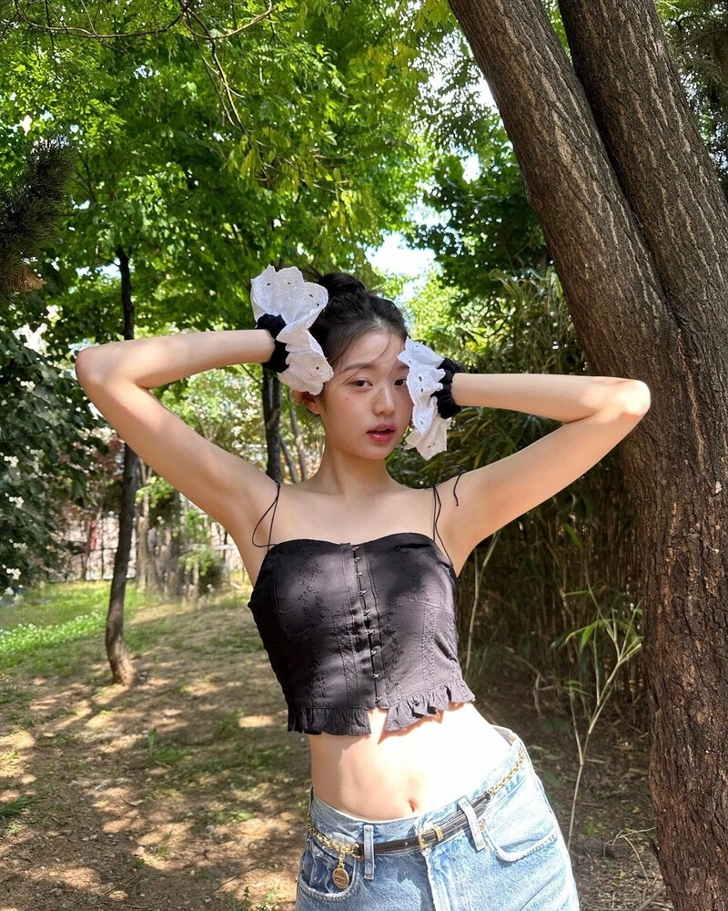 Black Ruffled Hem String Top | Wonyoung - IVE - Fashion Chingu