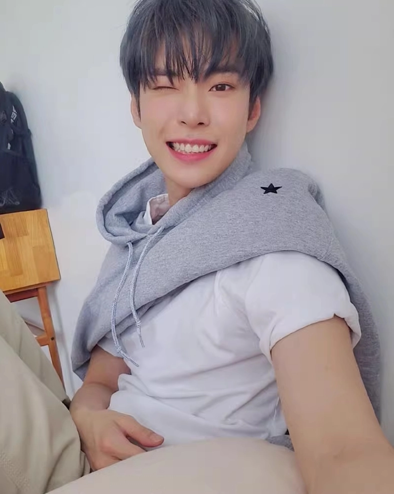 Grey Shoulder Stars Hoodie | Doyoung - NCT - Fashion Chingu
