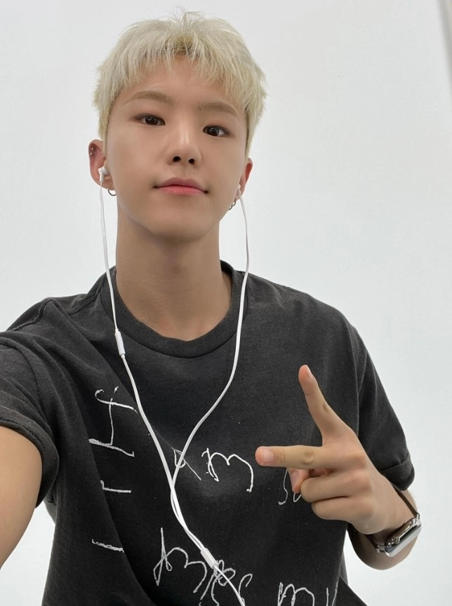 ★Seventeen Hoshi着用★ 【IAM NOT A HUMANBEING】T-Shirt Black 'I Am Sad' Printed T-Shirt | Hoshi - Seventeen