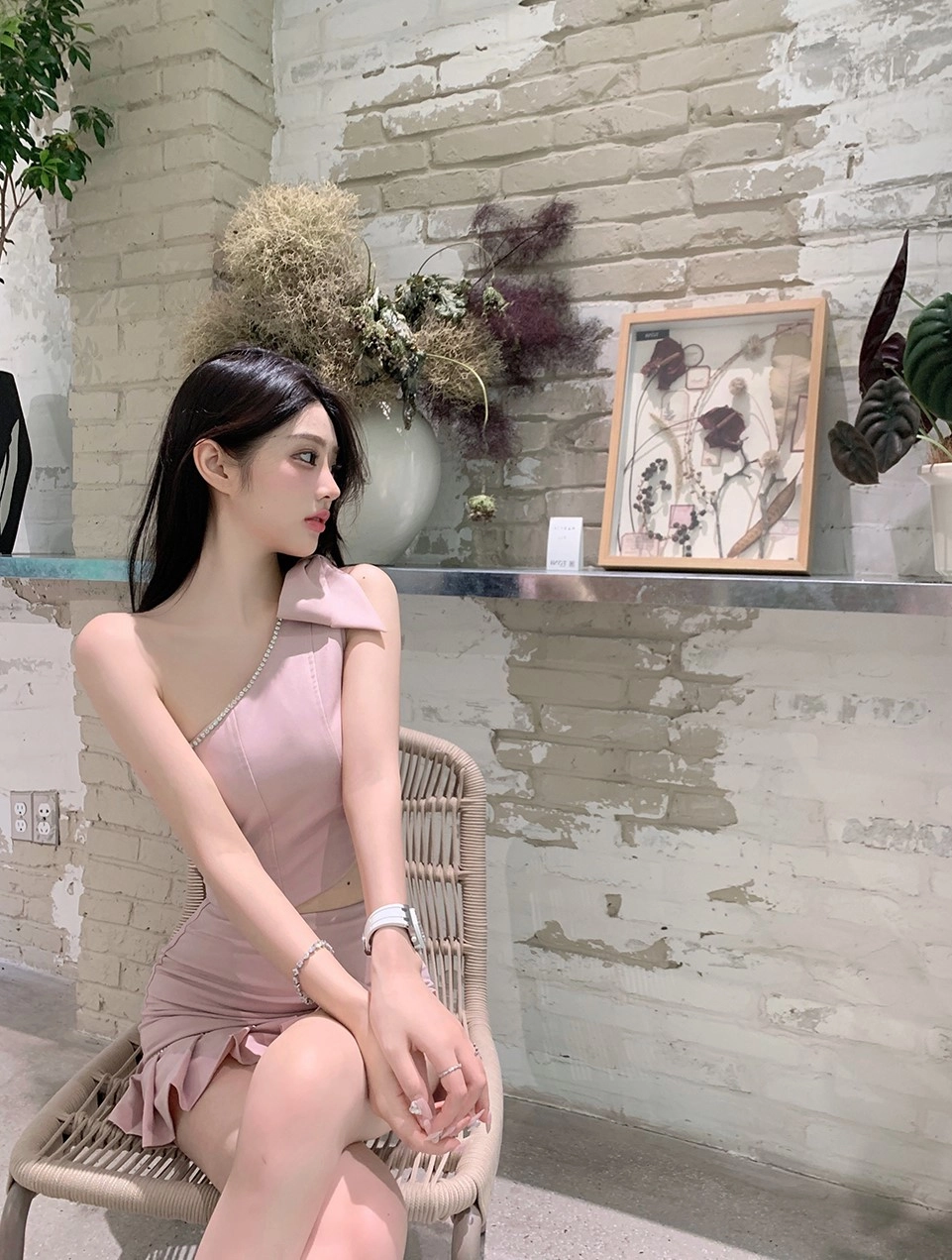 トップス Jennie Pink Crystal Embellished Asymmetric Top | Jennie - BlackPink