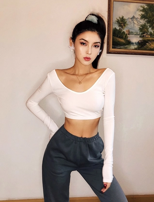White Low-Neck Long Sleeve Crop Top | Lisa - BlackPink