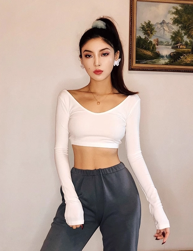 White Low-Neck Long Sleeve Crop Top | Lisa - BlackPink