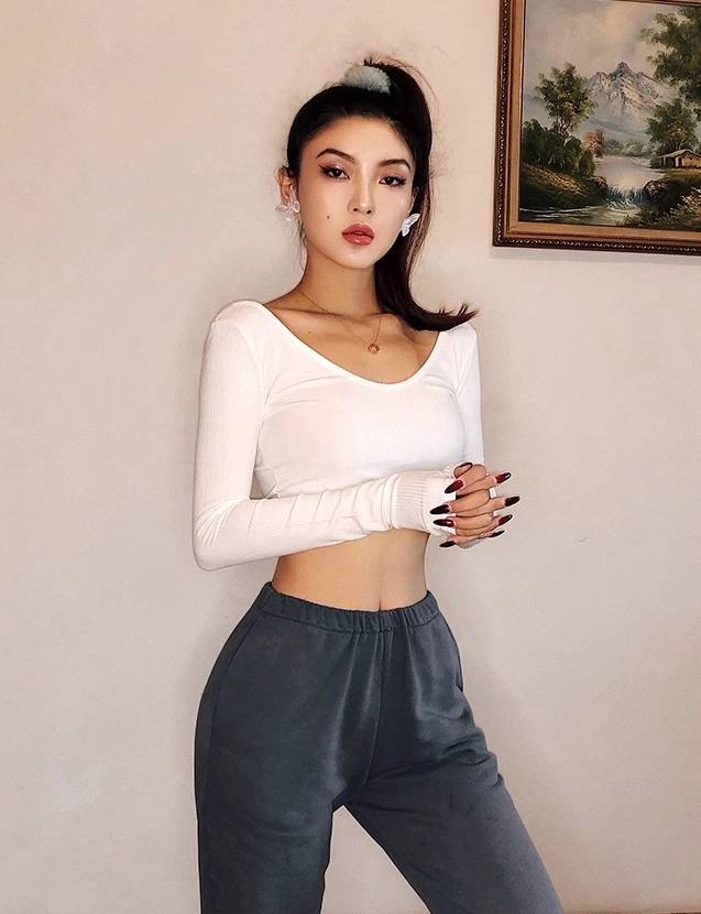 White Low-Neck Long Sleeve Crop Top | Lisa - BlackPink