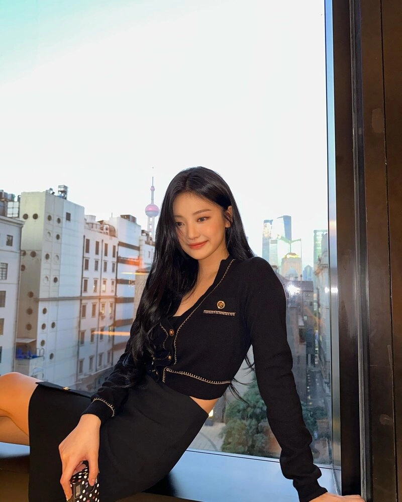 Black V-Neck Cropped Cardigan | Ningning - Aespa - Fashion Chingu