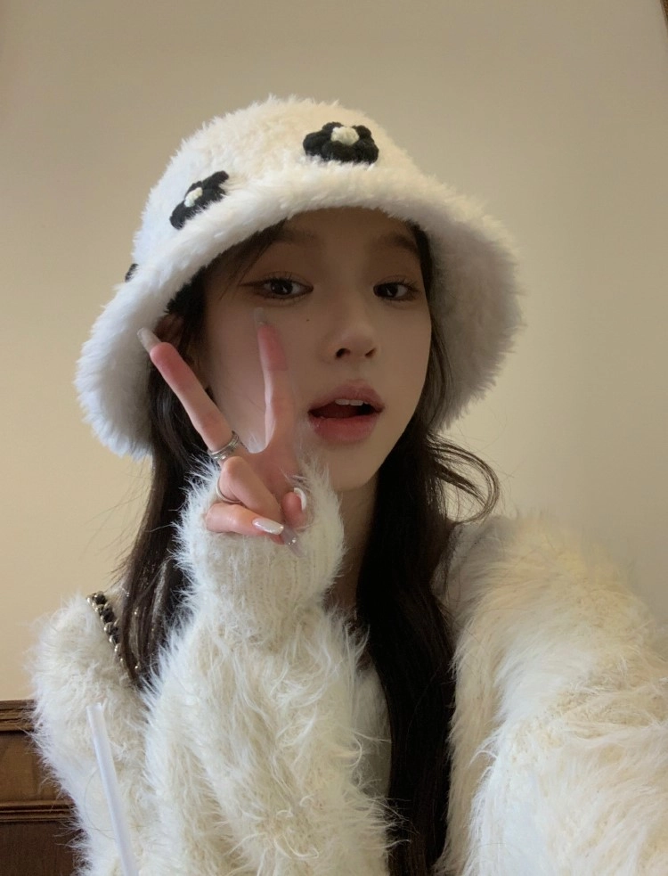White Flower Embellished Hat | Yuna - ITZY - Fashion Chingu