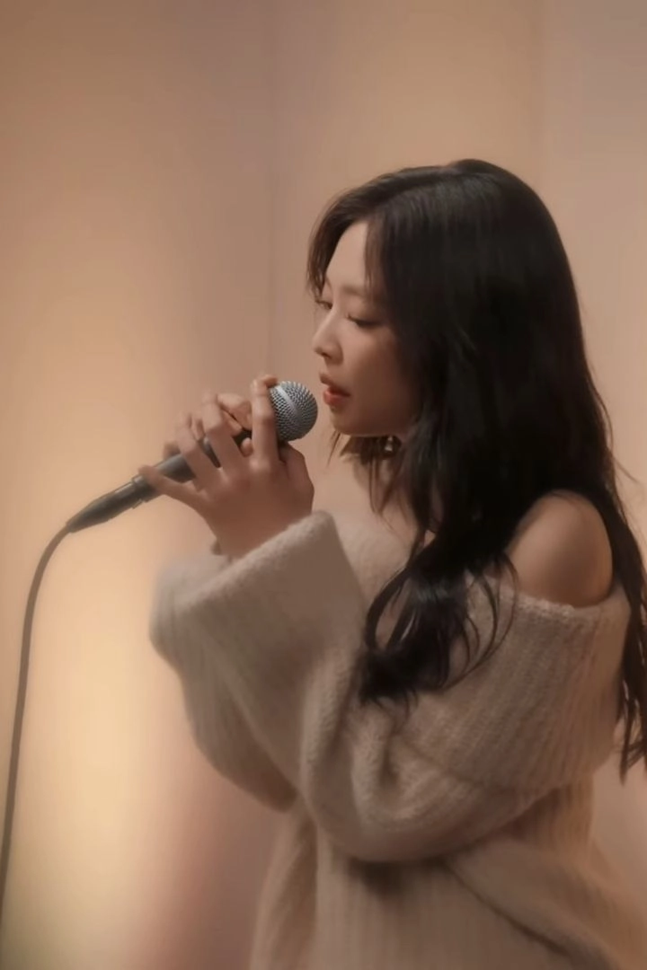 Beige Off-Shoulder Ribbed Sweater | Jennie - BlackPink