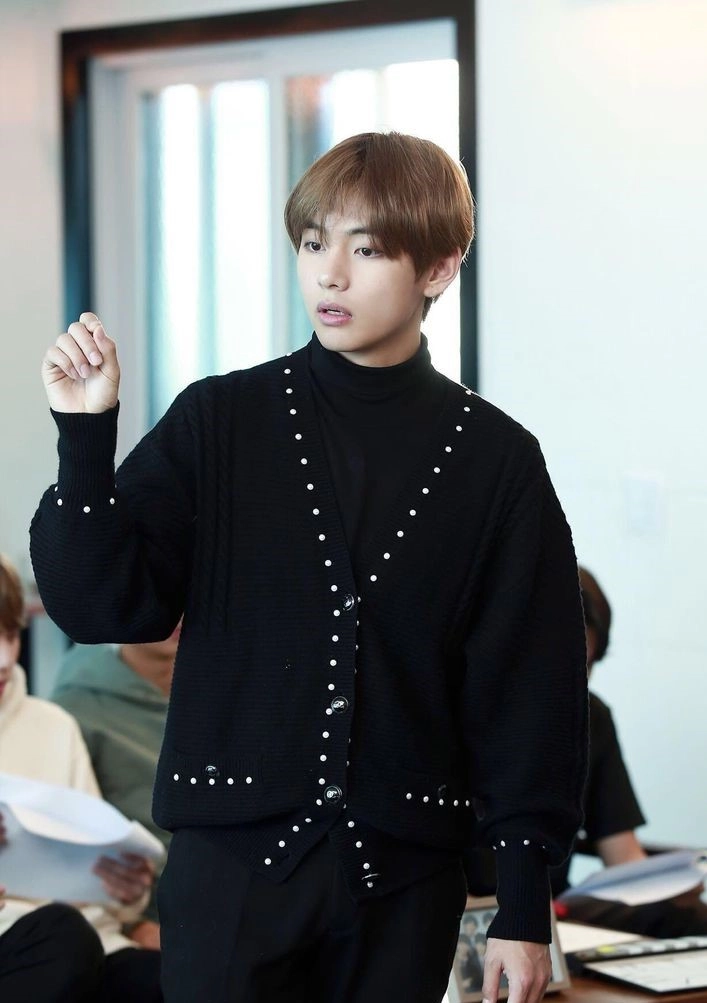 Black Stitched V-Neck Cardigan | Taehyung - BTS - Fashion Chingu