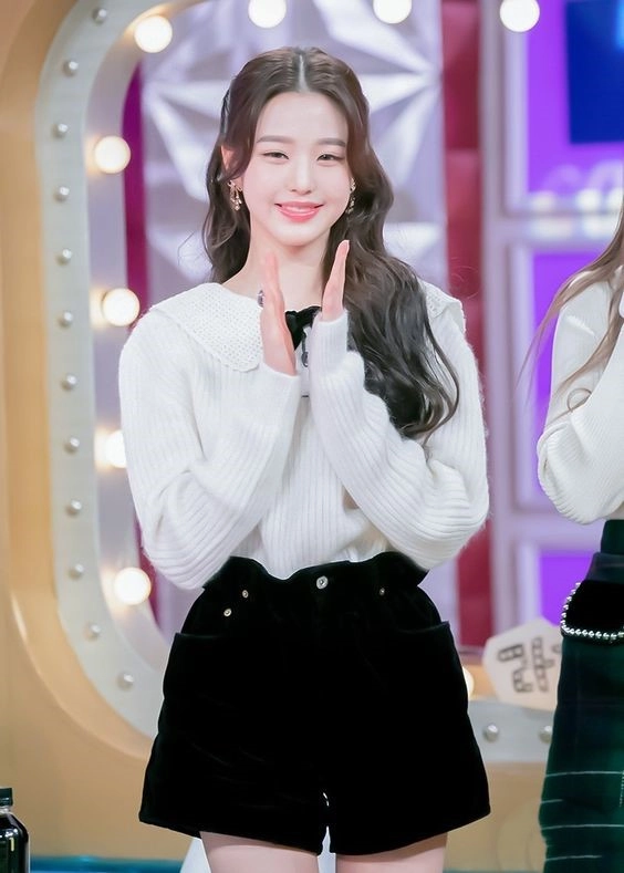 Black High-Waisted Velvet Shorts | Wonyoung - IVE - Fashion Black High-Waisted Velvet Shorts | Wonyoung - IVE - Fashion