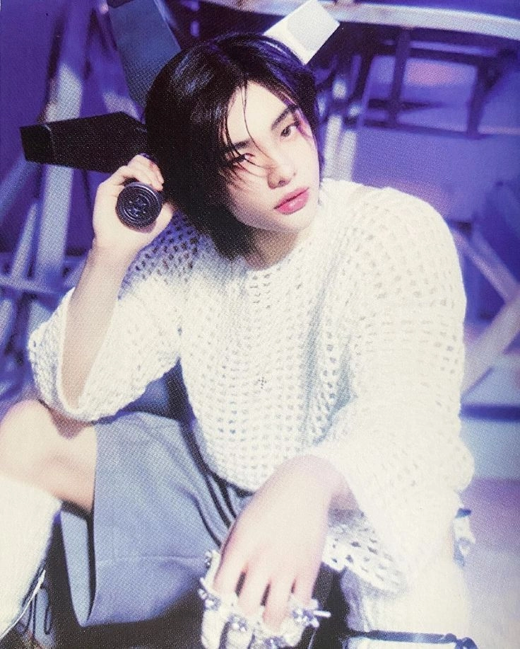 すーやん White Hollowed Fishnet Sweater | Hyunjin - Stray Kids - Fashion Chingu