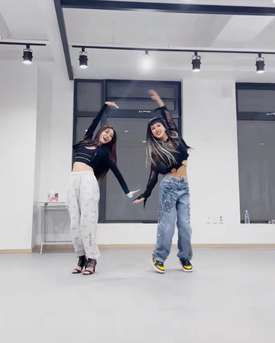【THEAIRTOWN】Stiletto Lace-up Hill ★韓国人気★追跡可能★ Black Lace-Up Open Toe Stilettos | Chung Ha - Fashion Chingu