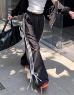 [ルセラフィム カズハ着用]PY WIDE PANTS(BLACK) Black Side Bow Stripes Casual Pants | Kazuha - Le Sserafim