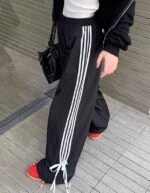 [ルセラフィム カズハ着用]PY WIDE PANTS(BLACK) Black Side Bow Stripes Casual Pants | Kazuha - Le Sserafim