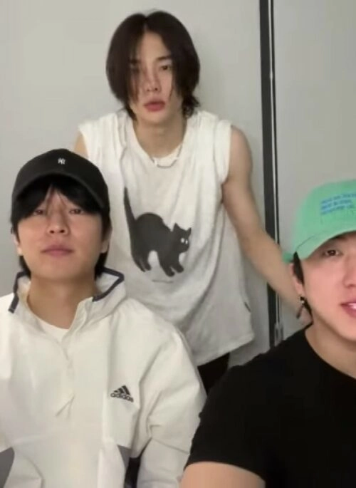 White Spooked Cat Sleeveless T-Shirt | Hyunjin - Stray Kids