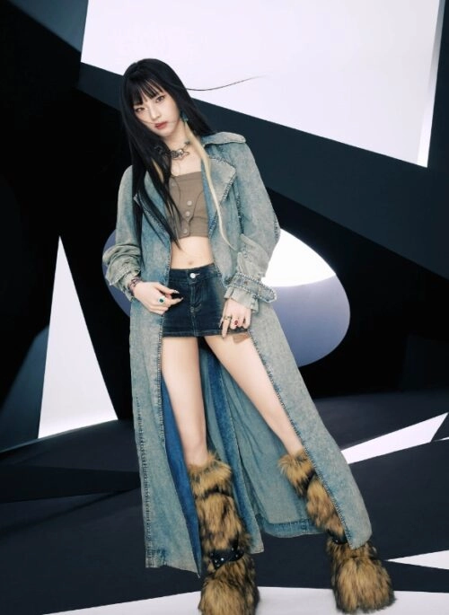 RUKAです♡ Blue And Black Spliced Jeans | Ruka - BabyMonster - Fashion