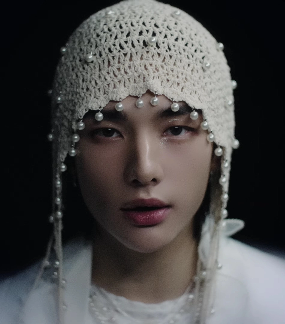 Beige Crochet Knitted Pearl Hat | Hyunjin - Stray Kids