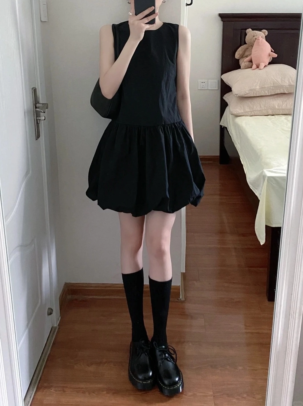 Jennie着用 AMOMENTO VOLUME MINI DRESS 韓国 Niu on X: 