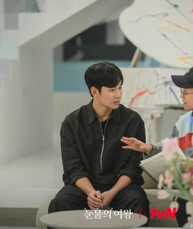 Black Collared Zip-Up Jacket | Baek Hyun Woo - Queen Of