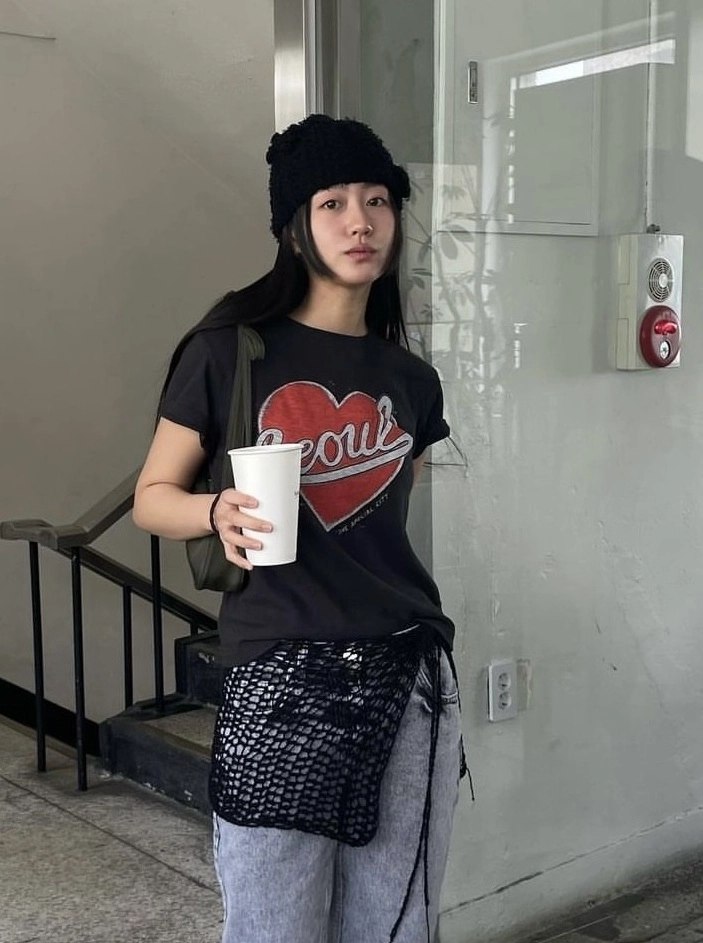 Black 'Seoul' T-Shirt | Yeji - ITZY - Fashion Chingu