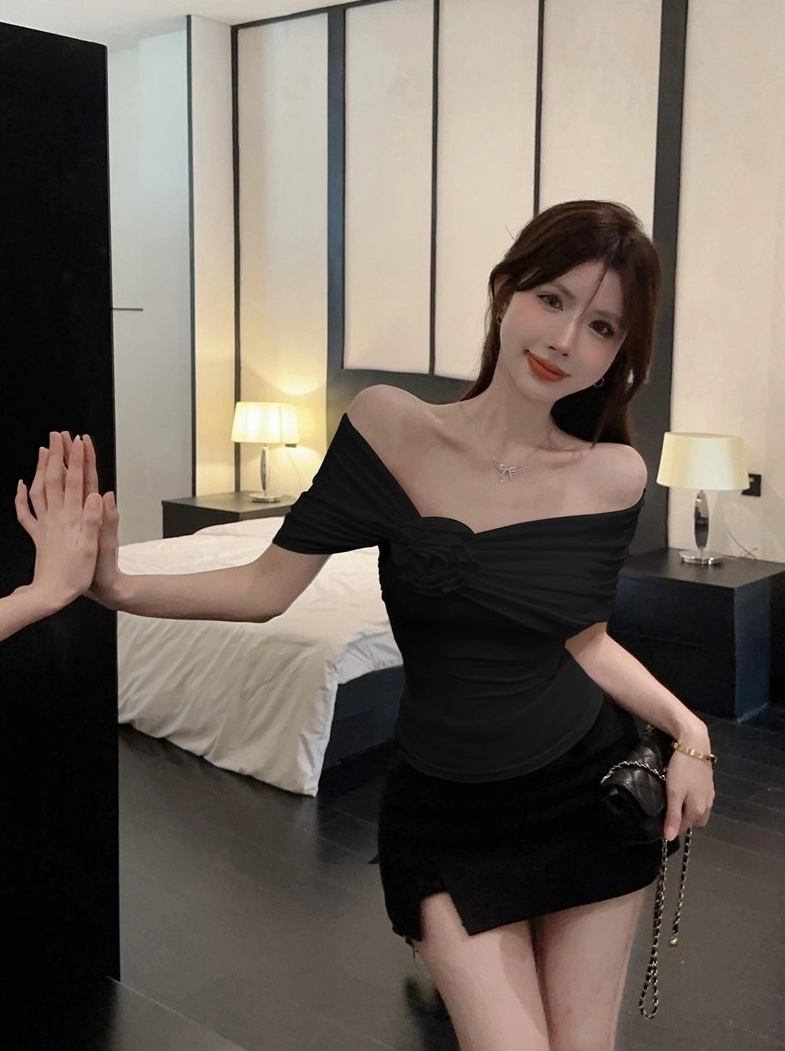 Black Off-Shoulders Flower Top | Ahyeon - BabyMonster