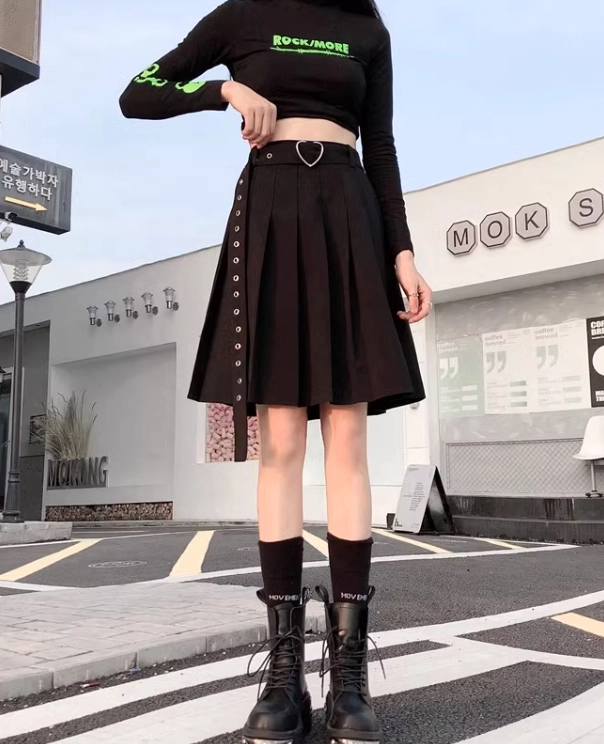 【MOILLY】Heart Buckle Pleats Wrap Skirt★IU着用 Black Pleated Skirt With Heart Buckle Belt | IU - Fashion Chingu