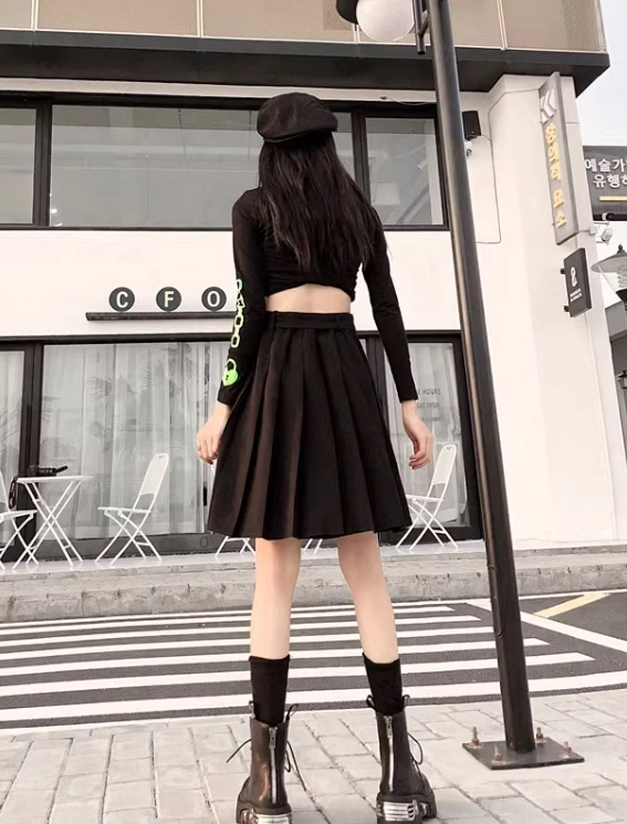 【MOILLY】Heart Buckle Pleats Wrap Skirt★IU着用 Black Pleated Skirt With Heart Buckle Belt | IU - Fashion Chingu